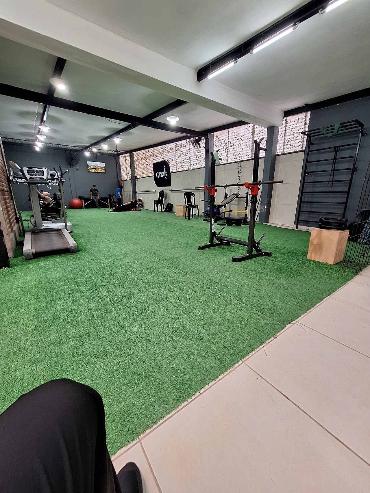 Área clínica luminosa y moderna de kinesiología y rehabilitación
