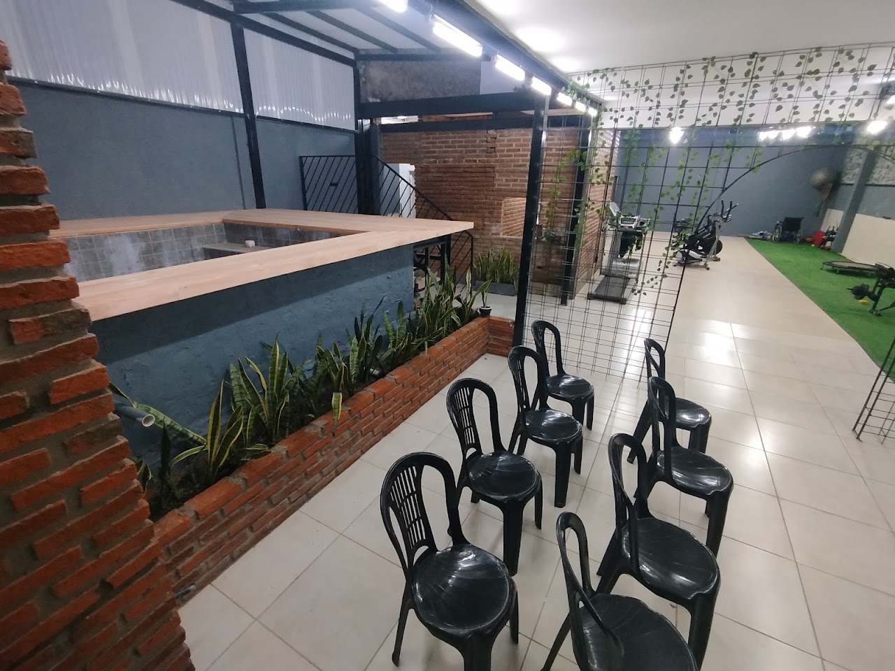 Gimnasio de rehabilitación y movimiento clínico amplio con barras y equipamiento