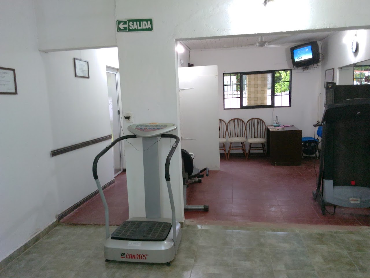Gabinete de fisioterapia y camillas clínicas equipadas