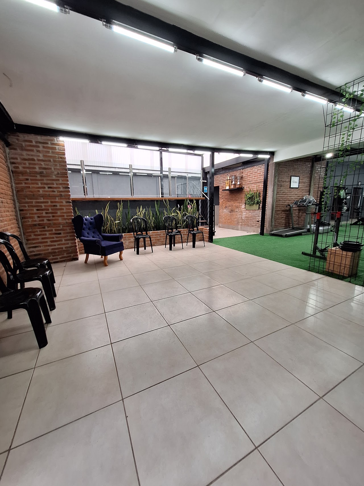 Sala de espera y recepción cálida con diseño sereno de madera y plantas